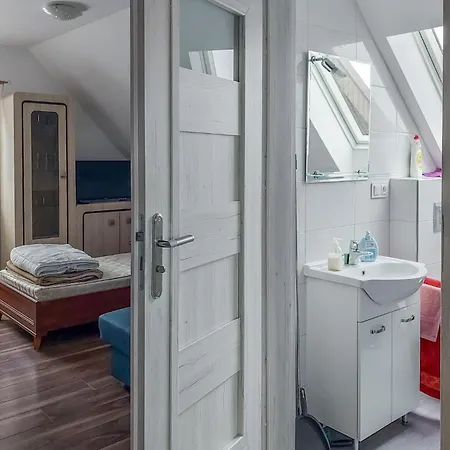 4 Bedroom Cozy Apartment In Moryn Apartament *