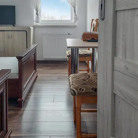 4 Bedroom Cozy Apartment In Moryn *